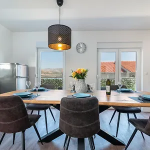 delux-apartment-eva.hotels-in-trogir.com/